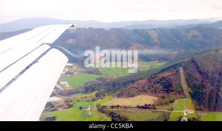 Flugzeug-Trail aufgrund Flügelspitze verursachende Änderung des Luftdrucks. Minuten vor der Landung in Bilbao. Stockfoto