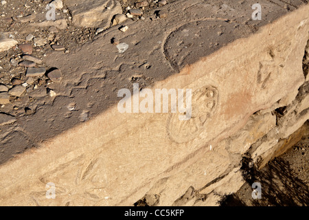 Blick auf christliche Symbole auf Block in der Leichenhalle Tempel des Pharao Ramses III, Medinet Habu, West Bank, Luxor, Ägypten Stockfoto