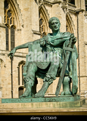 Statue von Constantine im Minster Yard auf der Südseite des York Minster Stockfoto