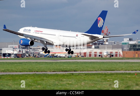 EgyptAir Airbus A330-200 (Registrierung SU-GCK) Landung am Flughafen London Heathrow, England. Stockfoto