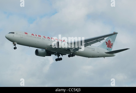 Air Canada Boeing 767-300 (kanadische Registrierung C-BAZL) Landung am Flughafen London Heathrow, England. Stockfoto