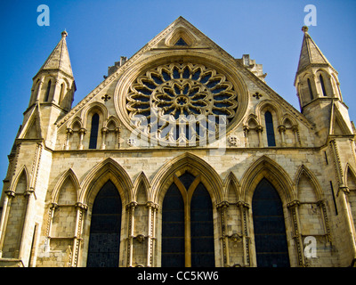 Rose Window an der Südfassade des York Minster, Großbritannien. Stockfoto