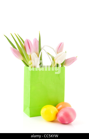 Pastell farbigen Ostereier und Tulpen Stockfoto