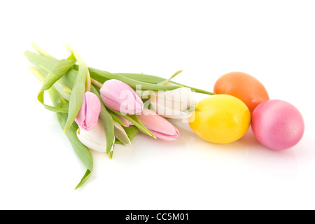 Pastell farbigen Ostereier und Tulpen Stockfoto