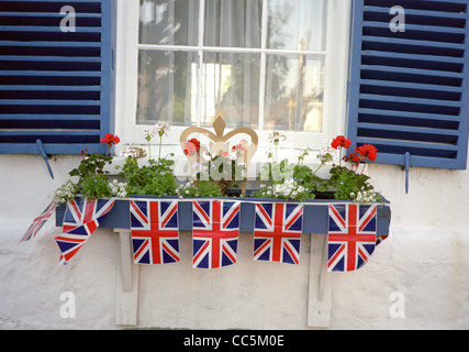 Union Jack-Flaggen und Krone Anzeige der königlichen Jubiläum Stockfoto