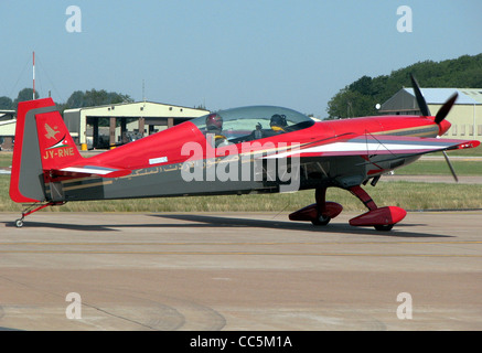 Ein Extra EA300S (JY-RNE) der Royal Jordanian Falcons Team Taxis für den Start in der Royal International Air Tattoo, RA anzeigen Stockfoto