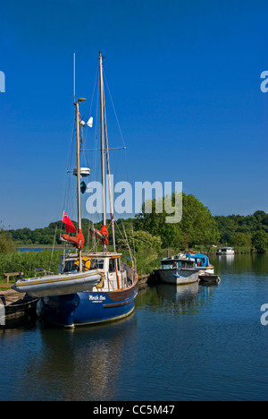 Boote und Segelschiff vor Anker, entlang des Flusses Yare, Nr Thorpe St Andrew, auf den Norfolk Broads, Norwich, Norfolk Stockfoto