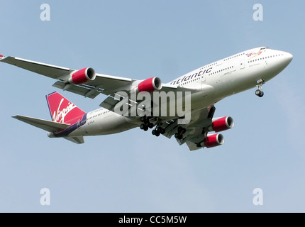 Virgin Atlantic Boeing 747-400 (G-VXLG) landet am Flughafen London Heathrow, England. Stockfoto