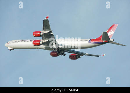 Virgin Atlantic Airbus A340-600 (G-Schleier) startet vom Flughafen London Heathrow, England. Stockfoto