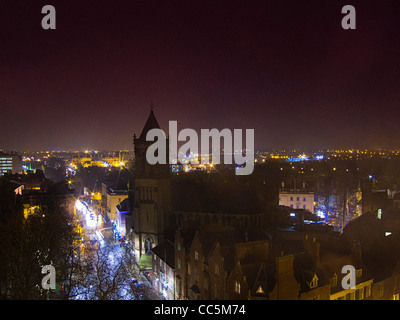 Nachtansicht des Duncombe Place in York vom Dach des York Minster. Stockfoto