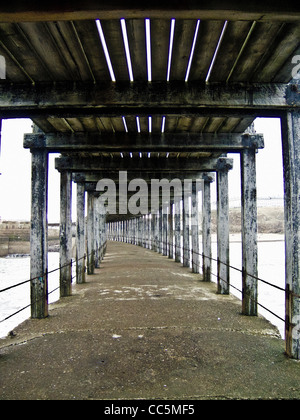 Verwitterte Holzbalken unter dem Westpier am Whitby Harbour, North Yorkshire, Großbritannien. Stockfoto