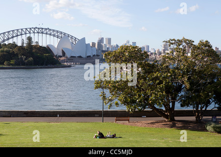 Ein Blick auf die Sydney Opera House und Sydney Harbour Bridge von den Royal Botanic Gardens in Sydney, Australien Stockfoto