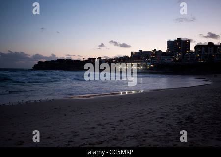 Blick auf Sydneys berühmten Bondi Beach bei Nacht Stockfoto