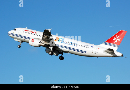 Air Malta Airbus A320-200 (Registrierung 9H-AEN), betrieben im Auftrag von XL Airways startet vom Bristol International Airport entfernt, Stockfoto