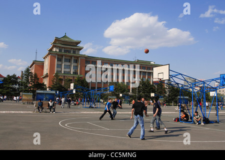 Junger Mann spielen Basketball, Kultur Square, Changchun, Jilin, China Stockfoto