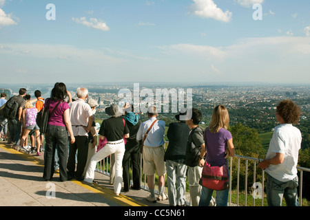 Österreich, Wien 19, Kahlenberg, Touristen Schauen von der Aussichtsterrasse Auf Das Wiener Becken. Stockfoto