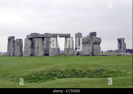 Stonehenge ist ein prähistorisches Denkmal in der Nähe von Salisbury in Wiltshire, England. Die ikonische Anordnung von stehenden Steinen soll zwischen 3000 und 2000 v. Chr. erbaut worden sein und bleibt ein Symbol der antiken Ingenieurskunst und Kultur. Stockfoto