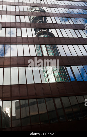 BT-Telekom-Turm, spiegelt sich in einem modernen Bürogebäude, London, England Stockfoto