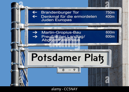 Straßenschilder am Potsdamer Platz in Berlin. Stockfoto