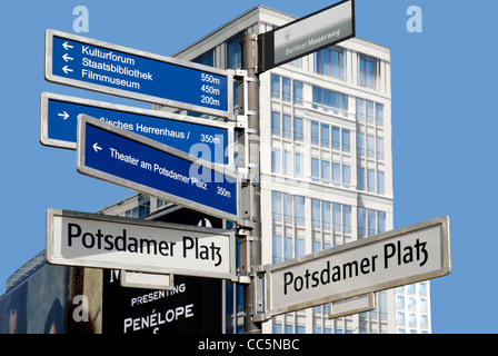 Straßenschilder am Potsdamer Platz in Berlin. Stockfoto