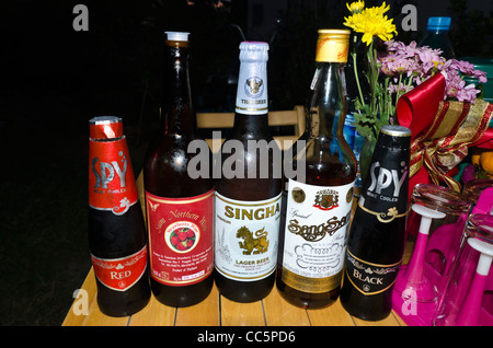 Fünf verschiedene Arten von Thai alkoholische Getränke inklusive, Erdbeerwein, Wein-Kühler, Lagerbier & Rum-Flaschen Stockfoto