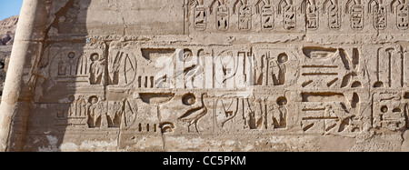 Panorama-Aufnahme des Reliefs auf den ersten Pylon am Tempel des Pharao Ramses III, Medinet Habu, West Bank, Luxor, Ägypten Stockfoto