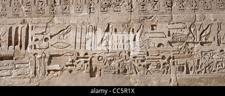 Panorama-Aufnahme des Reliefs auf den ersten Pylon am Tempel des Pharao Ramses III, Medinet Habu, West Bank, Luxor, Ägypten Stockfoto