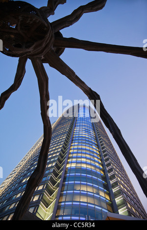 Japan, Tokio, Roppongi, Mori Tower und Maman Spinne Skulptur Stockfoto