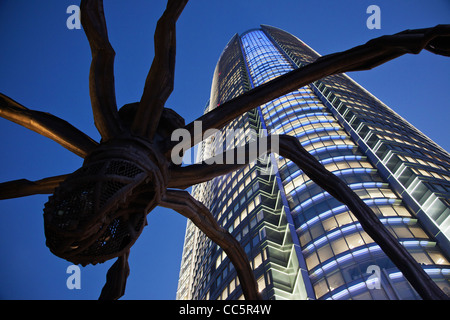 Japan, Tokio, Roppongi, Mori Tower und Maman Spinne Skulptur Stockfoto