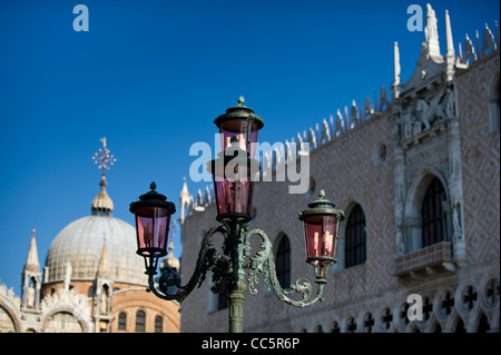 Venezianische Laterne mit Energiesparlampen in Markusplatz entfernt, Venedig Stockfoto