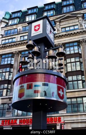 Die umgesiedelten Schweizer Uhr in Leicester Square. Stockfoto