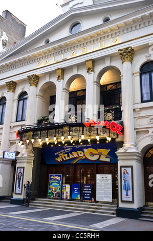 Das Palladium Theater in London mit Anzeichen der Zauberer von Oz Stockfoto