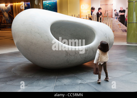 Japan, Tokio, Roppongi, Tokyo Midtown Komplex, Skulptur mit dem Titel "Ishinki" von Kan Yasuda Stockfoto