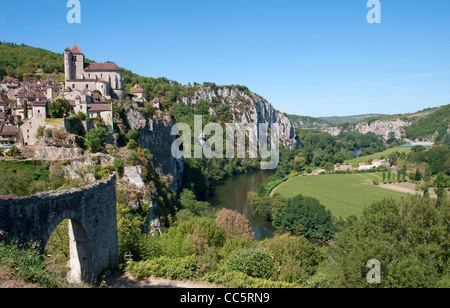 Eines der schönsten Dörfer in Frankreich, Saint-Cirq Lapopie mit Blick auf den Fluss Lot. Stockfoto