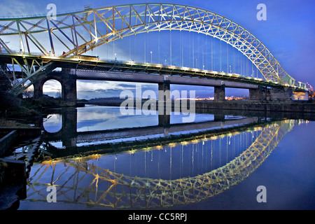 Die Queensway Brücke über den Fluss Mersey zwischen Runcorn und Widnes über den Manchester Ship Canal von Runcorn gesehen. Stockfoto