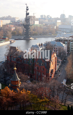 Blick auf Moskau mit Fluss und Denkmal für Peter die großen Stockfoto