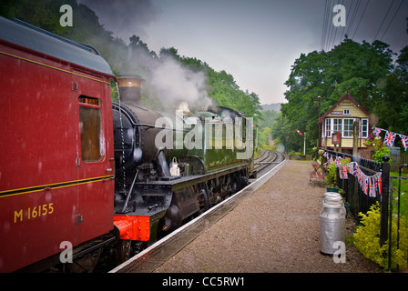 Consall-Station in der Regen auf die Churnet Valley Railway. Stockfoto