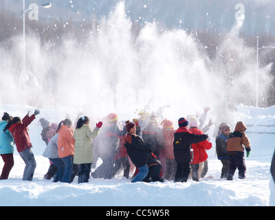 Chinesische Kinder werfen Schneebälle in der Luft, Hailin, Mudanjiang, Heilongjiang, China Stockfoto