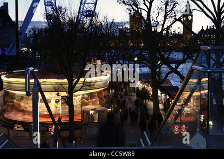 ein Abend gedreht entlang der Ufer der Themse zwischen Westminster und Waterloo Brücken, an Weihnachten 2011 Stockfoto