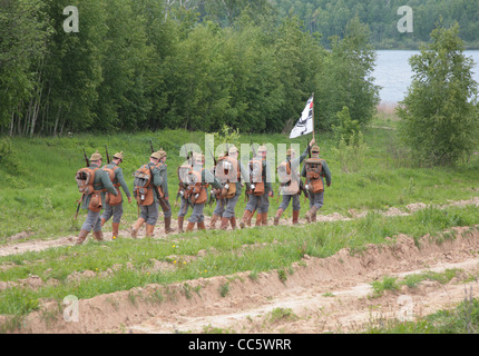 LAKE SENEJ, Russland - 30. Mai: Soldaten nehmen Teil in einer WWI militärische Ausstellung 30. Mai 2008 im See Senej, Russland. Stockfoto