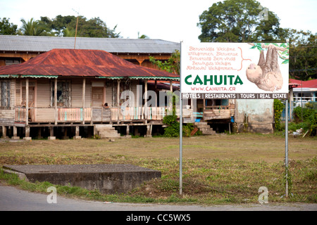 Zeichen Sie "Cahuita" und typischen Karibik aus Holz nach Hause in das kleine Dorf von Cahuita, Karibikküste, Costa Rica, Mittelamerika Stockfoto