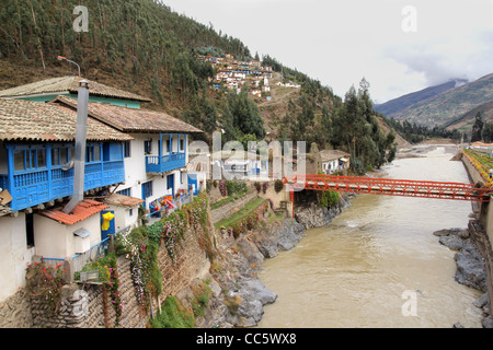 Ein schönes kleines Bergdorf entlang eines Flusses in den Anden, Peru Stockfoto