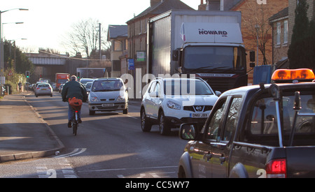 Ein Lieferung LKW geparkt unbeholfen auf einer schmalen Straße Ursachen Verkehrsstaus in Huntingdon, Cambridgeshire. Stockfoto