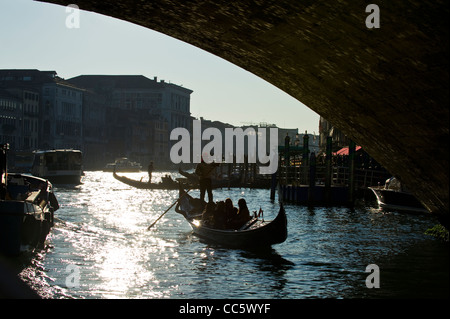 Silhouette der Gondel unter der Rialto-Brücke, Venedig Stockfoto