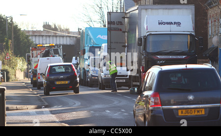 Ein Lieferung LKW geparkt unbeholfen auf einer schmalen Straße Ursachen Verkehrsstaus in Huntingdon, Cambridgeshire. Stockfoto