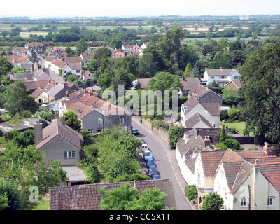 Acton, South Gloucestershire, Blick nach Westen, entlang der Hauptstraße vom Turm der Dorfkirche Eisen (St. James weniger). Stockfoto