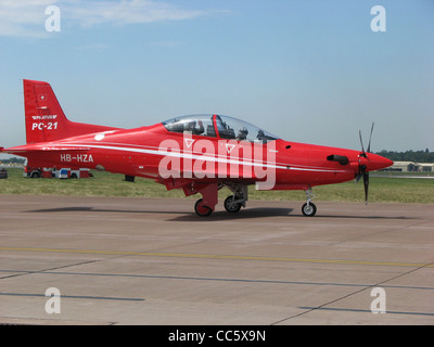 Die Pilatus PC-21 (HB-HZA) ist ein in der Schweiz gebautes Trainingsflugzeug, das hier beim Royal International Air Tattoo in Gloucestershire im Rollen ist. Der PC-21 ist bekannt für seine fortschrittlichen Avionik- und Kunstflugfähigkeiten und wird von Luftstreitkräften weltweit für Pilotenausbildung und -Simulation eingesetzt. Stockfoto