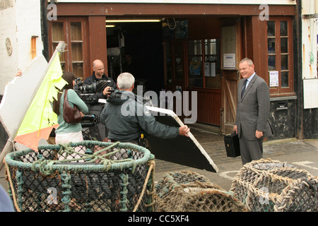 Schauspieler Martin Clunes am Set von Doc Martin außerhalb der Rettungsstation in Port Isaac an der Nordküste von Cornwall. Stockfoto