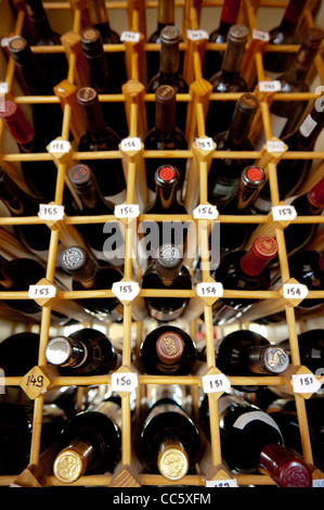 Weinflaschen auf eine hölzerne Weinregal Stockfoto