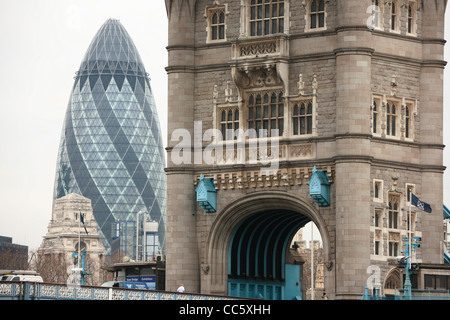 Ein Blick auf Londons alt und neu, Tower Bridge mit dem Gherkin-Gebäude in der Ferne. Stockfoto